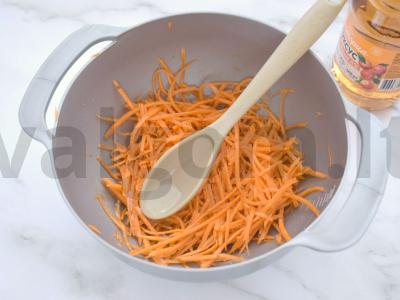 Korėjietiška morkų salotos su paruošta prieskonių mišiniu Žingsnis 4