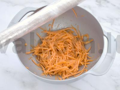 Korėjietiška morkų salotos su paruošta prieskonių mišiniu Žingsnis 5