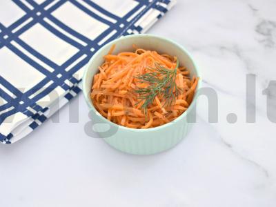 Korėjietiška morkų salotos su paruošta prieskonių mišiniu pagrindine nuotrauka