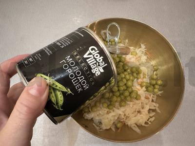 Salotos su raugintais kopūstais ir žirniais Žingsnis 3