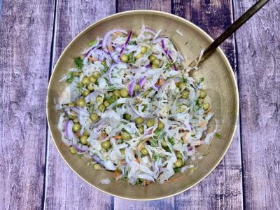 Salotos su raugintais kopūstais ir žirniais pagrindine nuotrauka