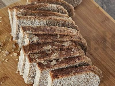 Namų duona iš kvietinių ir ruginių miltų pagrindine nuotrauka