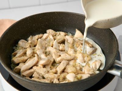 Vištienos krūtinėlė grietinėlės padaže Žingsnis 4