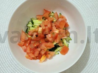 Lengvas daržovių salotas su blynu ir adygejos druska Žingsnis 2