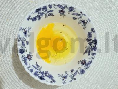 Lengvas daržovių salotas su blynu ir adygejos druska Žingsnis 3