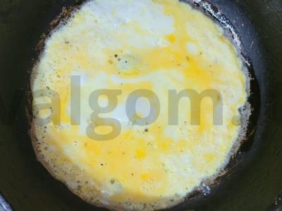 Lengvas daržovių salotas su blynu ir adygejos druska Žingsnis 4