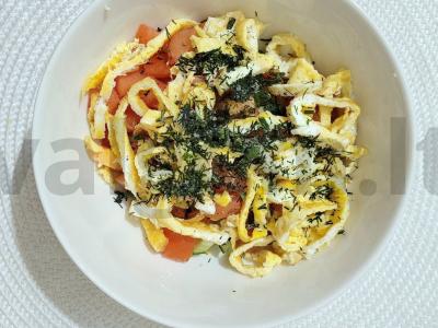 Lengvas daržovių salotas su blynu ir adygejos druska Žingsnis 6