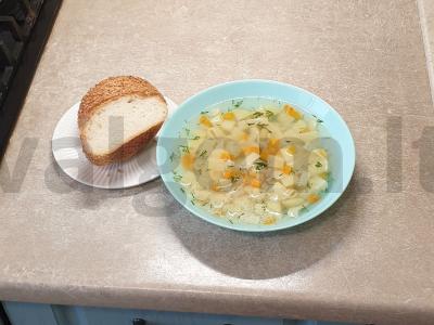 Daržovių sriuba su vištiena ir lauro lapu pagrindine nuotrauka