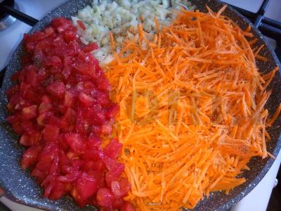 Baltos pupelės su troškintomis daržovėmis ir žolelėmis Žingsnis 3