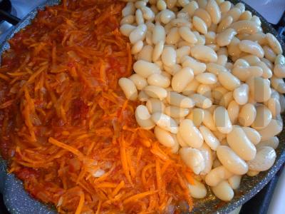 Baltos pupelės su troškintomis daržovėmis ir žolelėmis Žingsnis 5