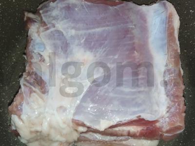 Virta kiaulienos krūtinėlė su česnaku ir chmeli-suneli Žingsnis 1