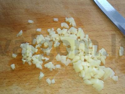 Virta kiaulienos krūtinėlė su česnaku ir chmeli-suneli Žingsnis 3