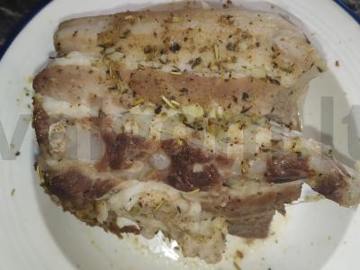 Virta kiaulienos krūtinėlė su česnaku ir chmeli-suneli pagrindine nuotrauka