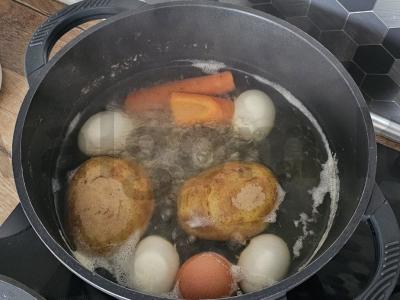 Sluoksniuotas salotas su grybais, sūriu ir vištiena Žingsnis 1