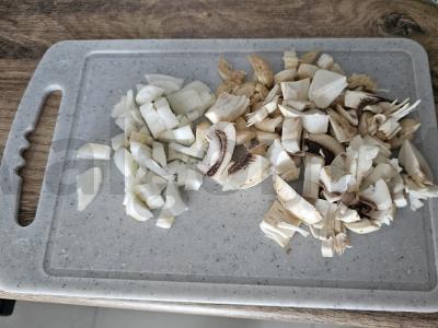 Sluoksniuotas salotas su grybais, sūriu ir vištiena Žingsnis 2