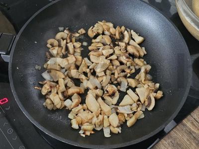 Sluoksniuotas salotas su grybais, sūriu ir vištiena Žingsnis 4