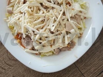 Sluoksniuotas salotas su grybais, sūriu ir vištiena Žingsnis 11