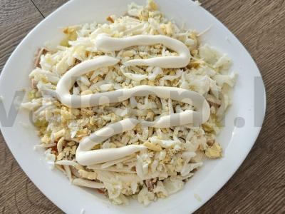 Sluoksniuotas salotas su grybais, sūriu ir vištiena Žingsnis 12