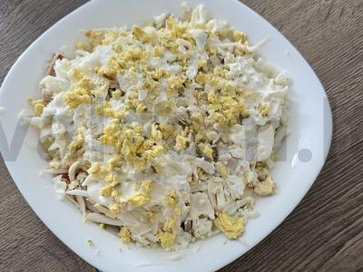 Sluoksniuotas salotas su grybais, sūriu ir vištiena Žingsnis 13