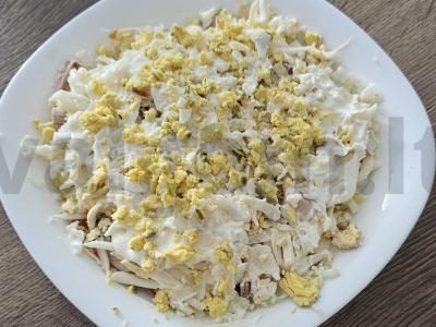 Sluoksniuotas salotas su grybais, sūriu ir vištiena pagrindine nuotrauka