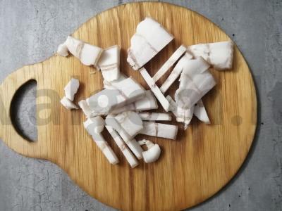 Kepta bulvė su šonine ir svogūnais Žingsnis 1