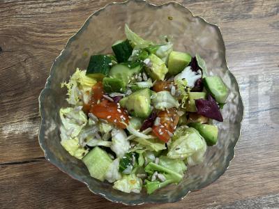 Daržovių salotas su avokadu ir medaus padažu pagrindine nuotrauka