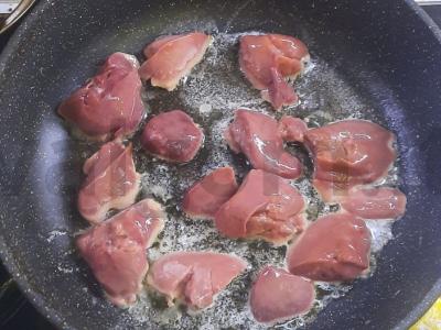 Vištienos kepenėlės su svogūnais svieste Žingsnis 2