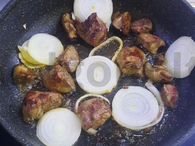 Vištienos kepenėlės su svogūnais svieste Žingsnis 4