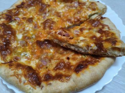 Trijų rūšių sūrio pica pagrindine nuotrauka