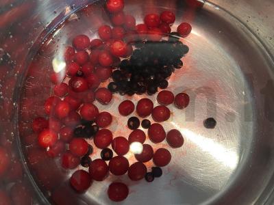 Naudingas kompotas iš serbentų, juodųjų aronijų ir vyšnių Žingsnis 3