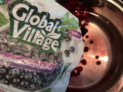 Naudingas kompotas iš serbentų, juodųjų aronijų ir vyšnių Žingsnis 4