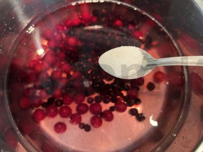 Naudingas kompotas iš serbentų, juodųjų aronijų ir vyšnių Žingsnis 5