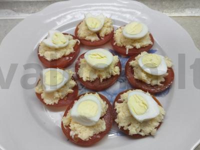 Pomidorų ir putpelių kiaušinių užkandis pagrindine nuotrauka