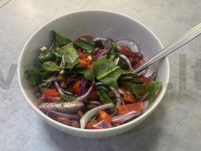 Daržovių salotas su raudonaisiais pupelėmis pagrindine nuotrauka