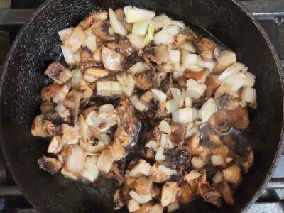 Griežinėlis su grybais, bulvėmis, vištiena ir sūriu Žingsnis 1