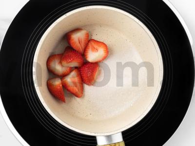 Uogų ledai iš kefyro Žingsnis 1