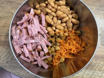 Baltųjų pupelių salotos su dešra, skrudintais duonos kubeliais ir korėjietiška morkų salotomis Žingsnis 1