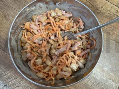 Baltųjų pupelių salotos su dešra, skrudintais duonos kubeliais ir korėjietiška morkų salotomis Žingsnis 2