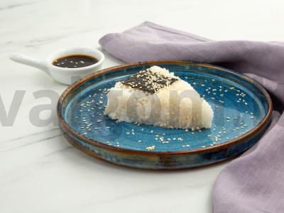 Onigiri su tunu pagrindine nuotrauka