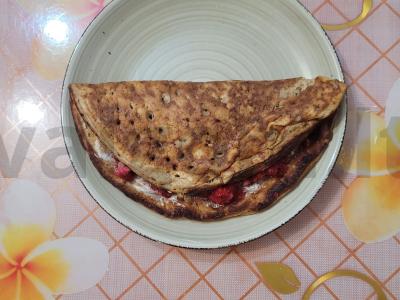 Avižų blynas su avietėmis šokoladiniame avižų piene pagrindine nuotrauka