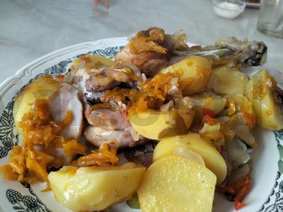 Kepti vištienos blauzdeliai su daržovėmis pagrindine nuotrauka