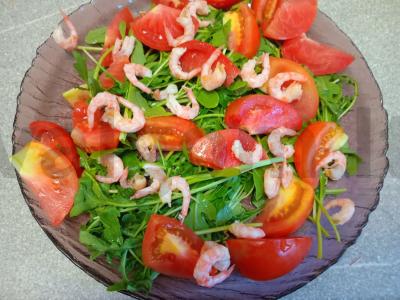 Salotas su rukola, pomidoru, krevetėmis ir aštriu padažu Žingsnis 2