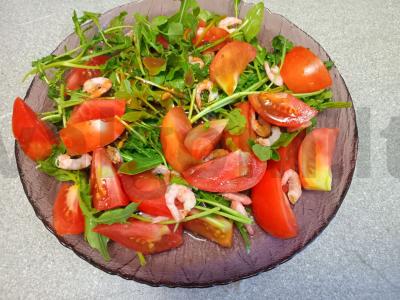 Salotas su rukola, pomidoru, krevetėmis ir aštriu padažu Žingsnis 4