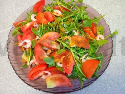 Salotas su rukola, pomidoru, krevetėmis ir aštriu padažu pagrindine nuotrauka
