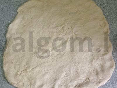 Pica su rūkytomis dešromis, pomidorais ir marinuotais agurkais Žingsnis 2