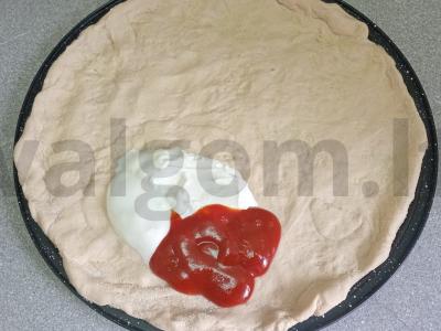 Pica su rūkytomis dešromis, pomidorais ir marinuotais agurkais Žingsnis 4