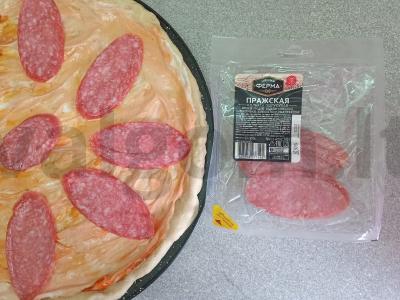 Pica su rūkytomis dešromis, pomidorais ir marinuotais agurkais Žingsnis 6