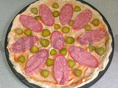 Pica su rūkytomis dešromis, pomidorais ir marinuotais agurkais Žingsnis 7