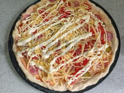 Pica su rūkytomis dešromis, pomidorais ir marinuotais agurkais Žingsnis 10