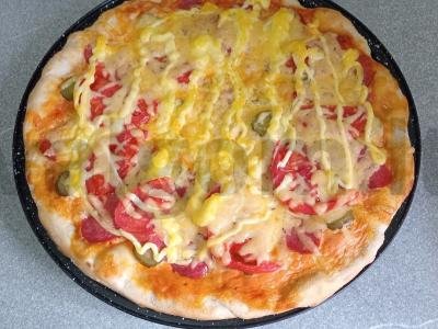 Pica su rūkytomis dešromis, pomidorais ir marinuotais agurkais Žingsnis 11